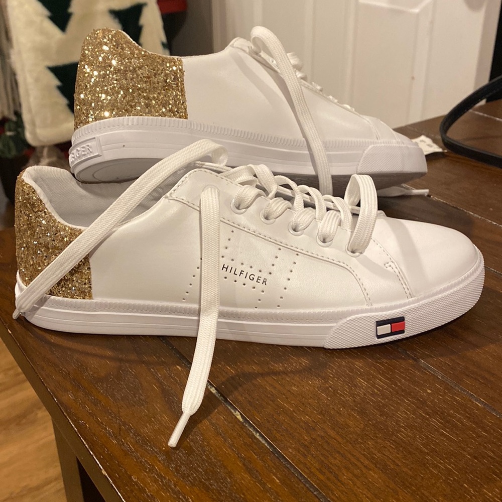 BNWT Tommy Hilfiger women’s size 8 sneakers with gold glitter backs